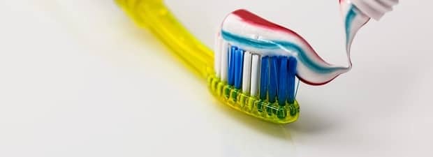 طريقة تنظيف الاسنان بالفرشاة والمعجون