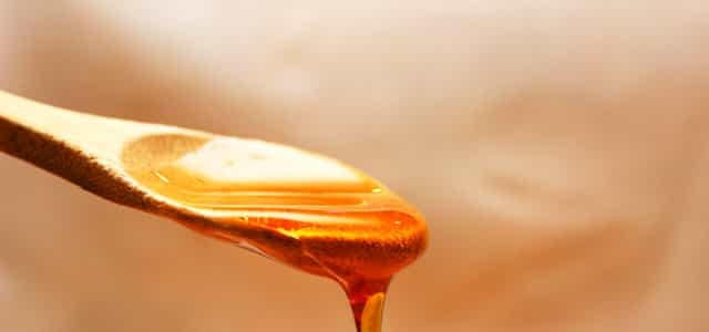 خلطة العسل والزيت لتنعيم الشعر وترطيبه