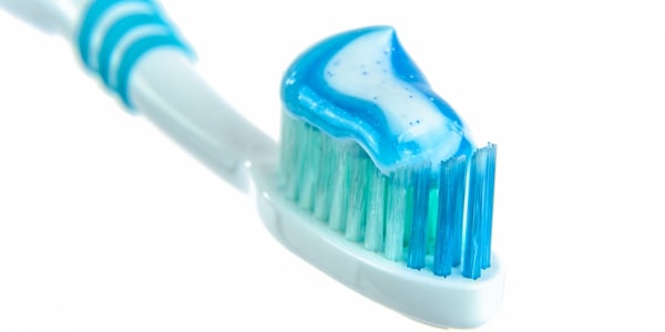 فوائد استخدام معجون اسنان بالفلورايد