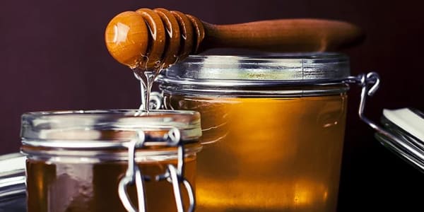 ماسك العسل لتنعيم الشعر المجعد