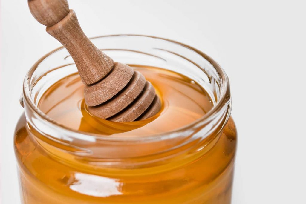 قناع العسل والزبادي لازالة الرؤوس السوداء